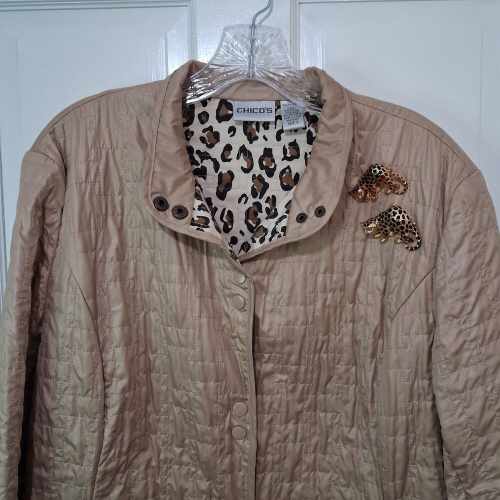 Chico's Sz 3 Quilted Jacket Tan Beige Leopard Animal Print Lining Pins Included - Picture 12 of 16
